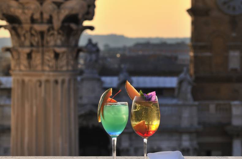 Sky Bar Hôtel Mecenate Palace Rome Savourez de délicieux cocktails et apéritifs tout en admirant le coucher de soleil, dans le ... Hôtel Mecenate Palace Rome