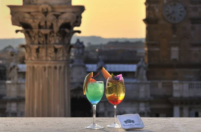 Savourez de délicieux cocktails et apéritifs tout en admirant le coucher de soleil, dans le ... Hôtel Mecenate Palace Rome