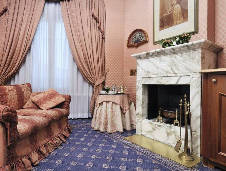 <strong>CHAMBRES</strong><br> & SUITES <strong>CHAMBRES</strong><br> & SUITES