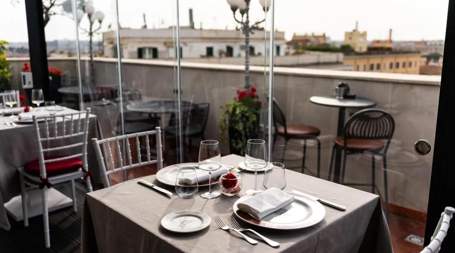 La Terrazza dei Papi: le Rooftop avec une Vue Unique sur Rome Hôtel Mecenate Palace La Terrazza dei Papi: le Rooftop avec une Vue Unique sur Rome Hôtel Mecenate Palace